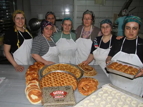 Ufuk Baklava ekibi, taze ürünlerle