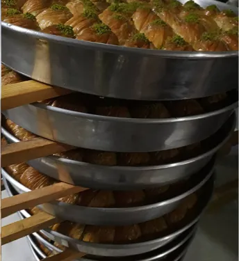 Üst üste dizilmiş baklava sinileri