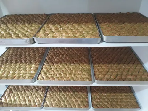 Fırından çıkan baklava tepsileri