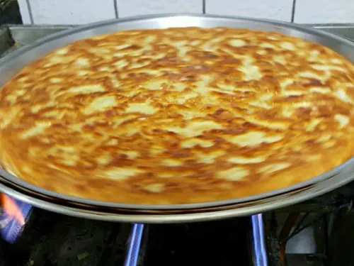 Ateşte pişen tepsi böreği