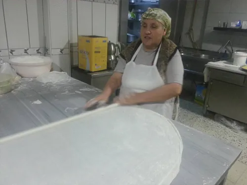 Oklava ile el açması yufka