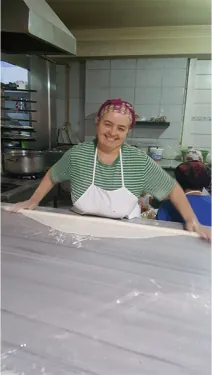 Baklava yufkası açılıyor